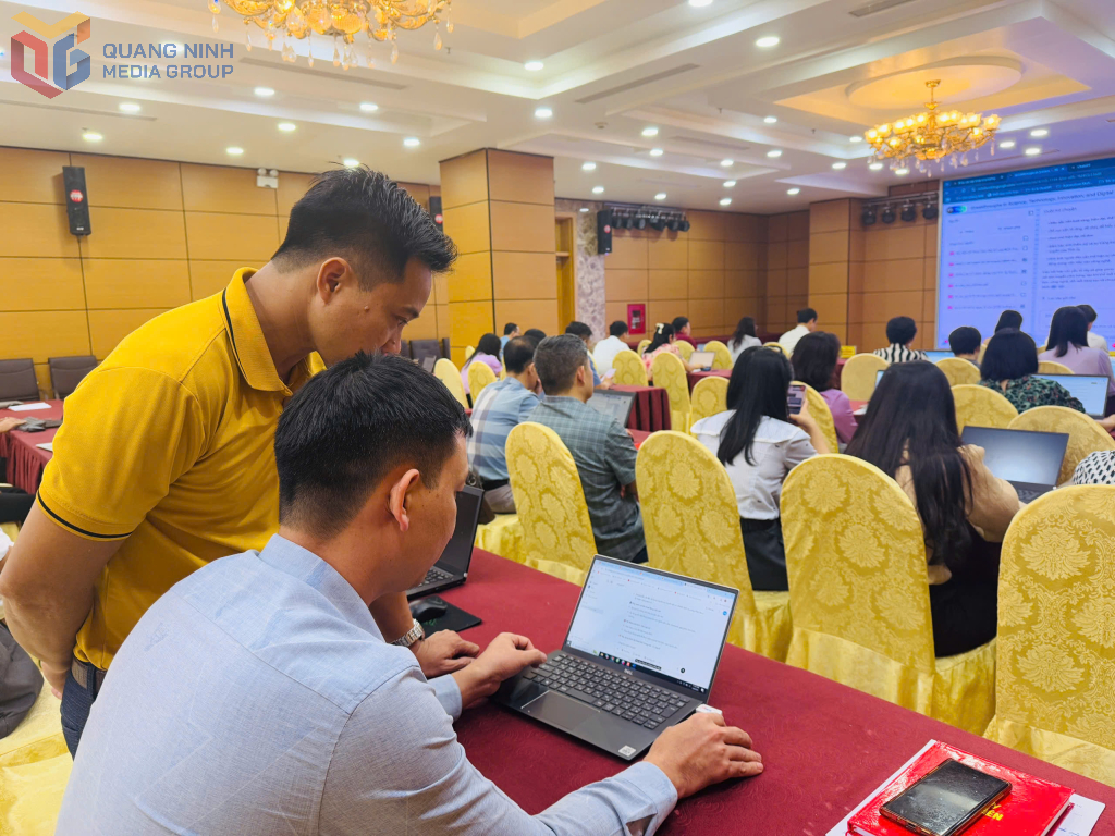 Cán bộ Ban Tuyên giáo và Dân vận Tinh uỷ nghiên cứu và ứng dụng thực hành sử dụng ChatGPT.