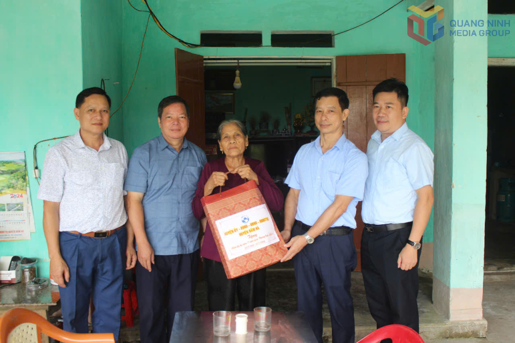 Lãnh đạo huyện Đầm Hà thăm, tặng quà thương binh Phạm Thị Lan, thôn Tân Hòa, xã Quảng Tân nhân dịp tết Ất Tỵ 2025. Ảnh: Hữu Việt