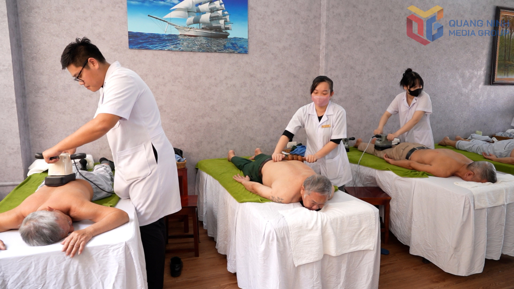 Các thương, bệnh binh và người có công điều chăm sóc sức khỏe tại Trung tâm Điều dưỡng người có công tỉnh Quảng Ninh.