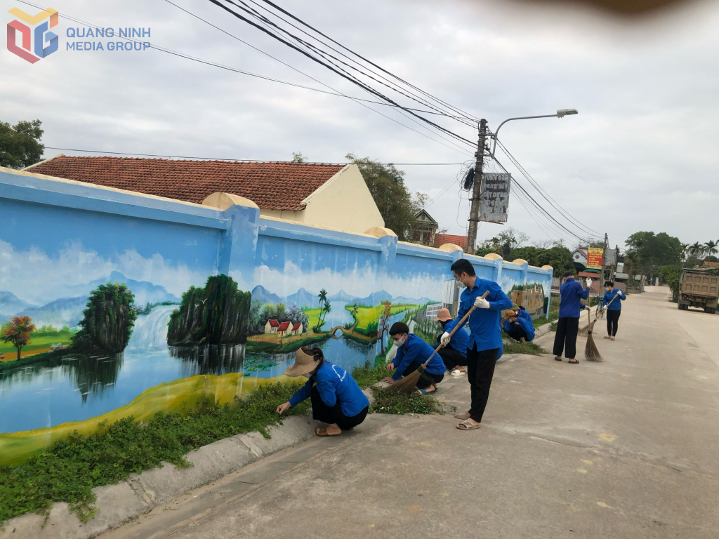 Đoàn viên thanh niên tham gia vẽ tranh tường tuyến phố Trần Hưng Đạo (phường Yên Giang, TX Quảng Yên). Ảnh: Hoài Minh