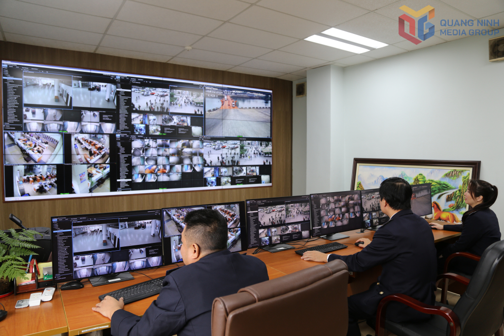 Hải quan cửa khẩu quốc tế Móng Cái giám sát hoạt động xuất nhập khẩu từ tại phòng điều hành hệ thống camera được ;lắp đặt tại các cửa khẩu, lối mở, bến bãi