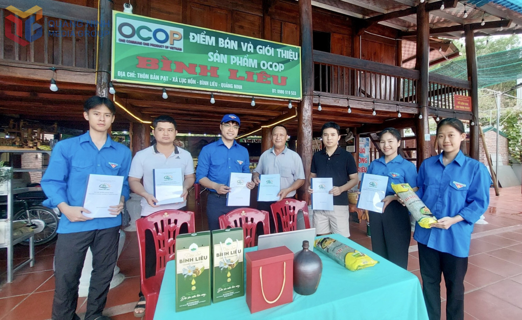 Huyện Đoàn Bình Liêu hướng dẫn, hỗ trợ người dân trên địa bàn tham gia chương trình OCOP tạo gian hàng và bán sản phẩm trên sàn thương mại điện tử.