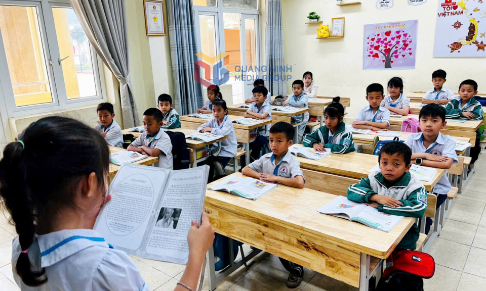 Học sinh lớp 2A1, Trường Tiểu học Đoàn Kết (Vân Đồn) đọc chuyện về Bác Hồ trong phần đọc mở rộng của môn Tiếng Việt. Ảnh: Mạnh Trường