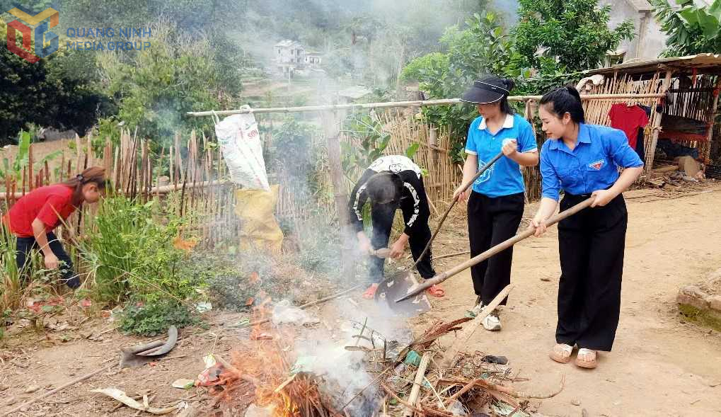 UBMTTQ xã Lục Hồn phối hợp với Hội Liên hiệp phụ nữ xã và các thôn, bản trên địa bàn xã tổ chức ra quân dọn dẹp vệ sinh môi trường, tạo cảnh quan xanh - sạch - đẹp.