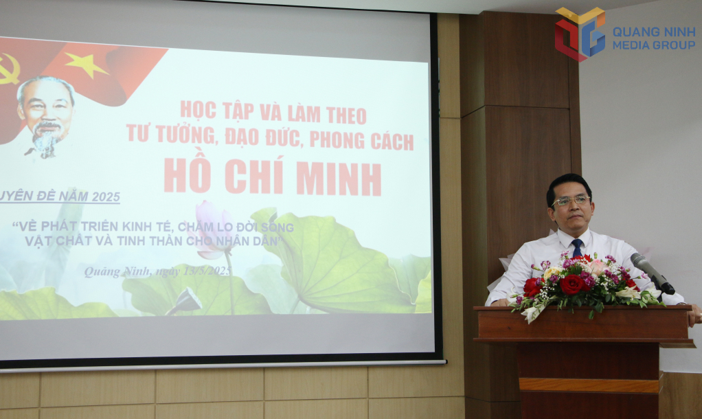 Đồng chí Vũ Ngọc Tuấn, Phó Bí thư Đảng ủy UBND tỉnh truyền đạt 