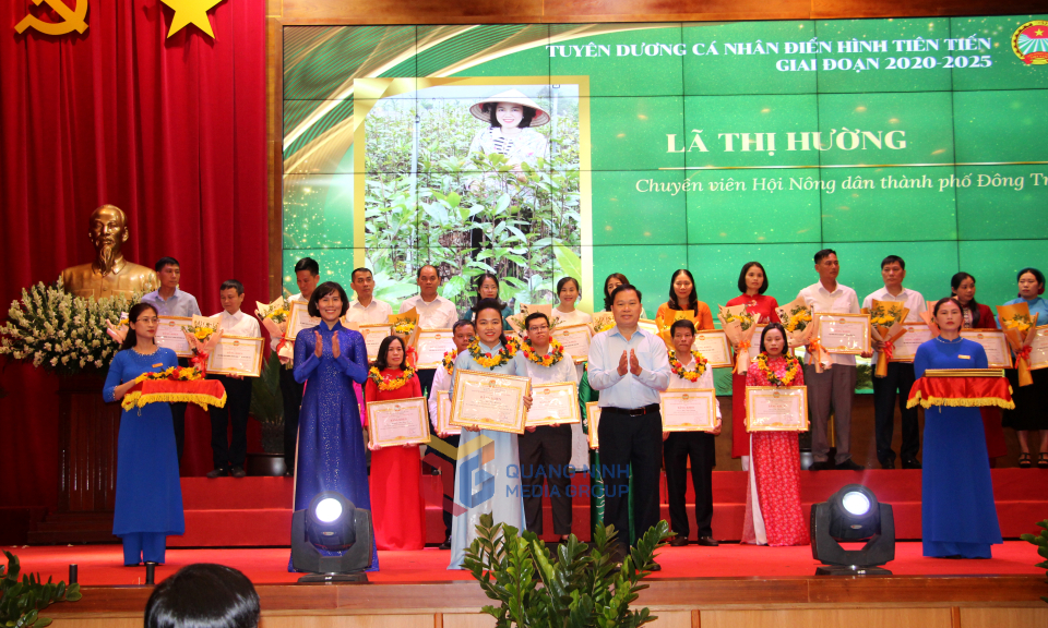 Lãnh đạo Hội Nông dân tỉnh trao tặng Bằng khen của Hội Nông dân tỉnh cho cá nhân điển hình tiên tiến trong các phong trào thi đua giai đoạn 2020-2025.