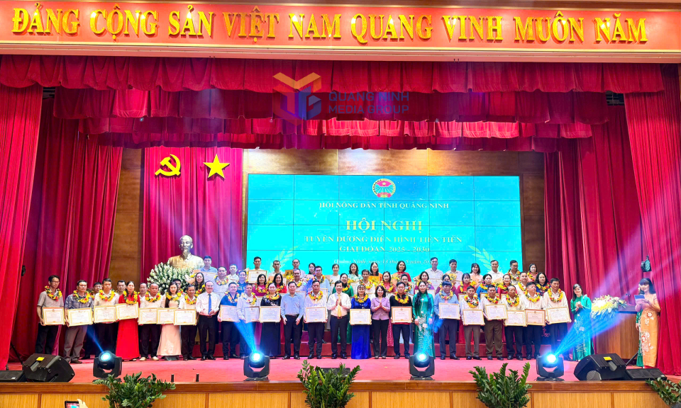 Các đại biểu chúc mừng các tập thể, cá nhân điển hình tiên tiến trong phong trào thi đua Hội Nông dân tỉnh giai đoạn 2020-2025.