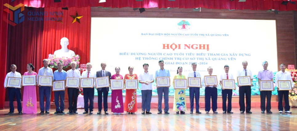 TX Quảng Yên biểu dương NCT tiêu biểu tích cực tham gia xây dựng hệ thống chính trị cơ sở giai đoạn 2019-2024. Ảnh: Phạm Tuyết (Trung tâm TT&VH TX Quảng Yên)