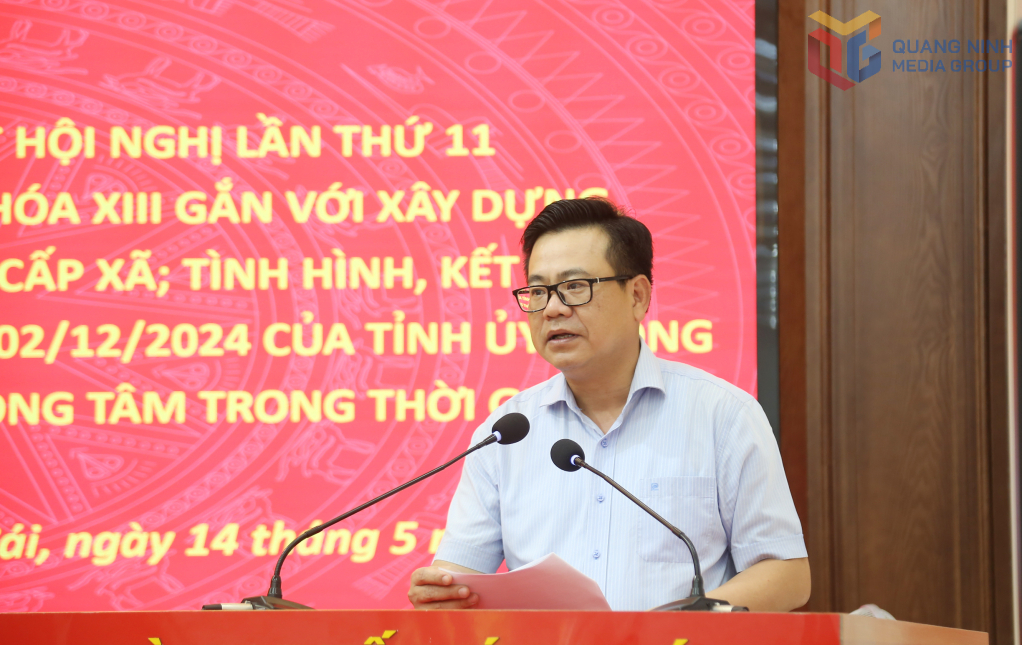 Đồng chí Hoàng Bá Nam, Bí thư Thành ủy Móng Cái báo cáo tại buổi làm việc.