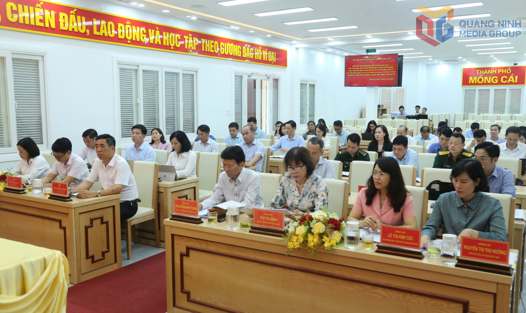 Các đại biểu tham dự buổi làm việc.