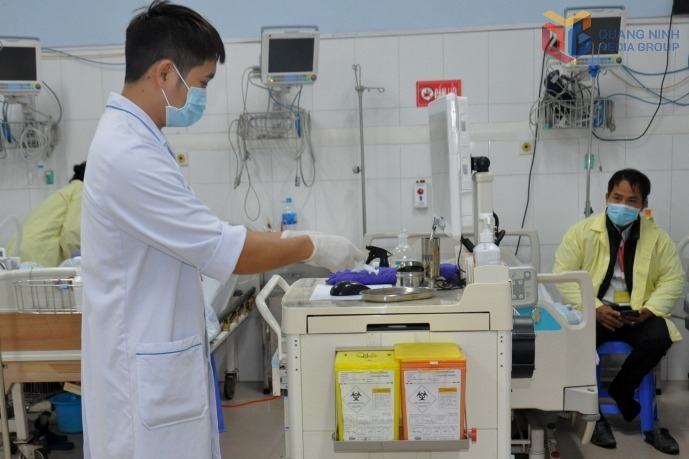 Các y tá Bệnh viện Bãi Cháy sử dụng xe tiêm để lấy thông tin cấp, phát thuốc, tiêm cho bệnh nhân một cách chính xác nhất.