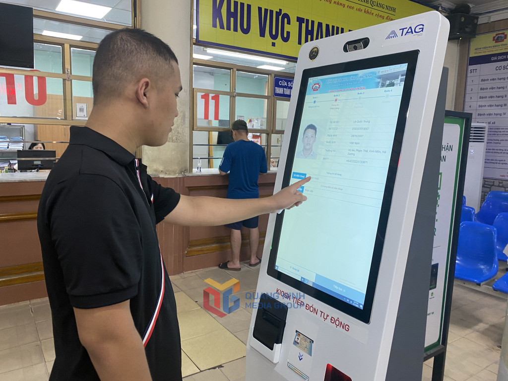 Người dân lấy số thứ tự đăng ký khám chữa bệnh qua kiosk tự phục vụ tại Bệnh viện Đa khoa tỉnh. Ảnh: Ngọc Trâm