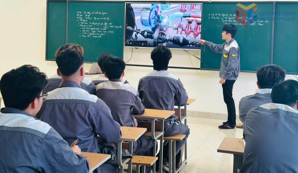 Một tiết học của Lớp Cao đẳng liên thông Công nghệ ô tô của Trường Cao đẳng Việt - Hàn Quảng Ninh.