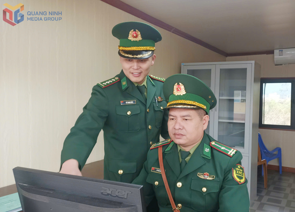 Đại úy Vũ Thanh Đức (người đứng) cùng CBCS Trạm BPCK Hoành Mô hỗ trợ doanh nghiệp làm thủ tục xuất khẩu.