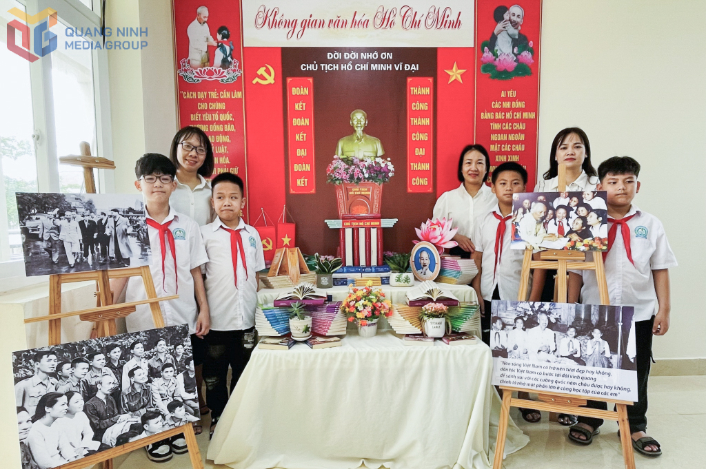 Học sinh Trường Tiểu học thị trấn Đầm Hà (huyện Đầm Hà) tham quan, học tập tại không gian văn hóa Hồ Chí Minh tại nhà trường. Ảnh: Quốc Nghị (CTV)