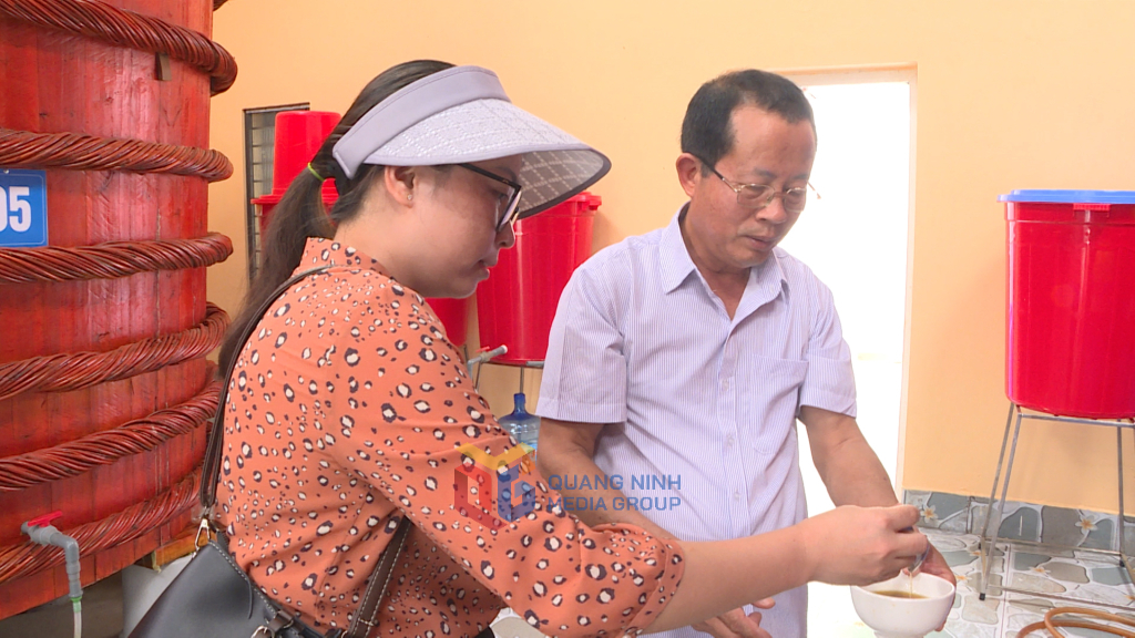 Nước mắm truyền thống lên men trong quá trình khuấy đảo để tạo hương vị tự nhiên và màu cánh rán.