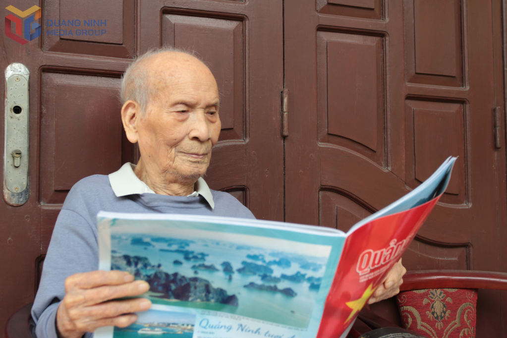 Dù tuổi đã cao nhưng hàng ngày ông Nguyễn Ngọc Đàm vẫn đọc Báo Quảng Ninh.