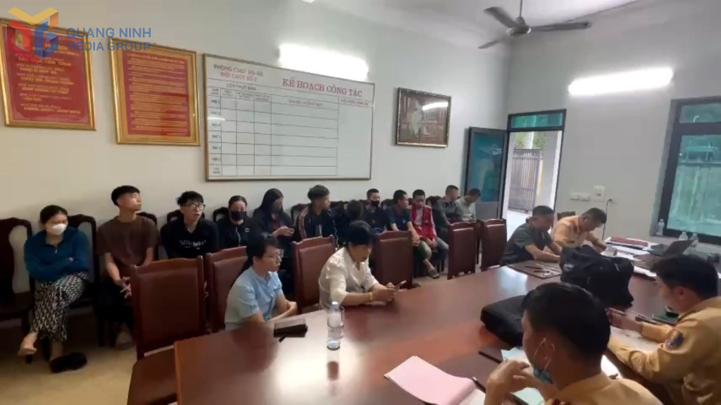 Đội CSGT đường bộ số 2 mời chủ xe, đại diện phụ huynh và nhà trường cùng các trường hợp thanh thiếu niên học sinh vi phạm tới làm việc.