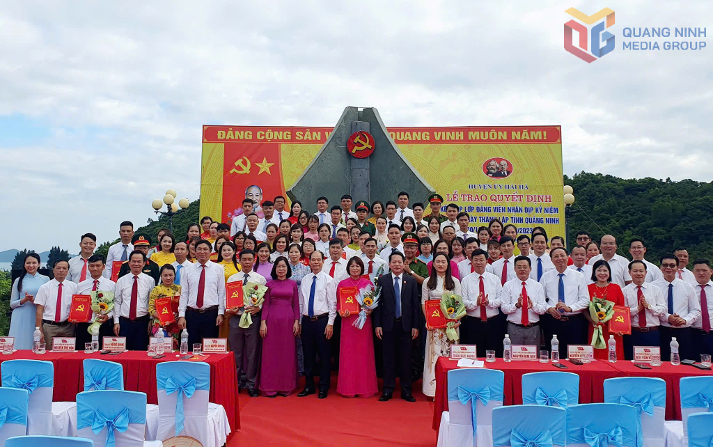 Đảng bộ huyện Hải Hà trao quyết định kết nạp Đảng viên nhân kỷ niệm 60 năm thành lập tỉnh Quảng NInh tại nơi thành lập chi bộ đầu tiên của huyện Hải Hà