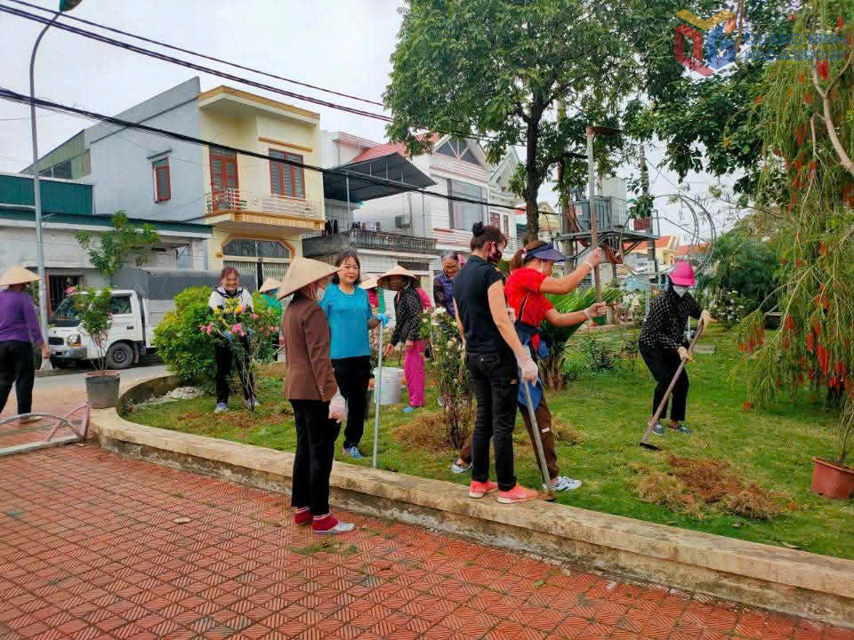 Hội phụ nữ thị trấn Quảng Hà tổ chức chương trình ngày chủ nhật xanh