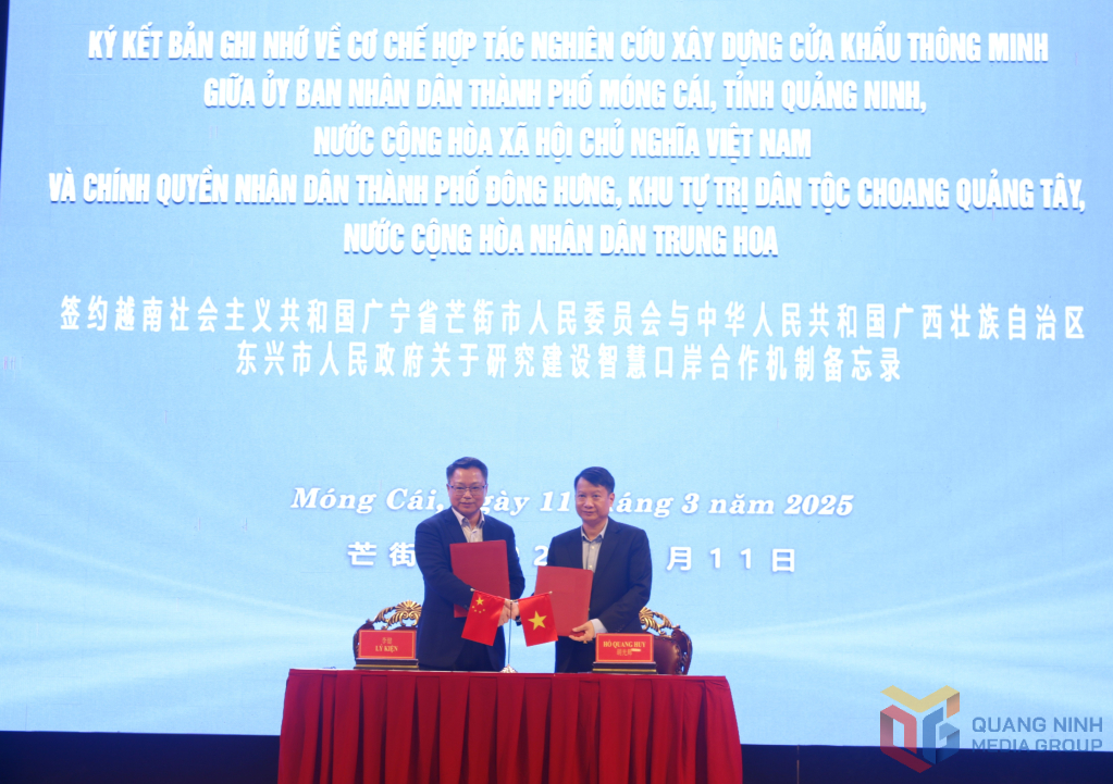 Lãnh đạo TP Móng Cái (Việt Nam) và lãnh đạo Chính quyền nhân dân TP Đông Hưng (Trung Quốc) ký bản ghi nhớ về cơ chế hợp tác cửa khẩu thông minh giữa 2 bên.