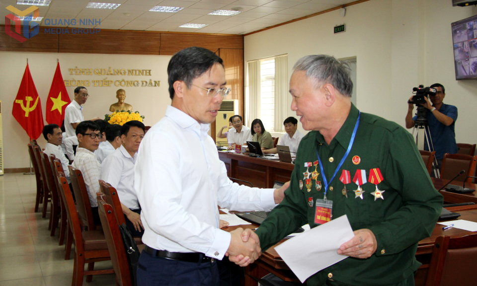 Đồng chí Phạm Đức Ấn, Phó Bí thư Tỉnh ủy, Chủ tịch UBND tỉnh, trao đổi với công dân tại buổi tiếp. Ảnh: Mạnh Trường