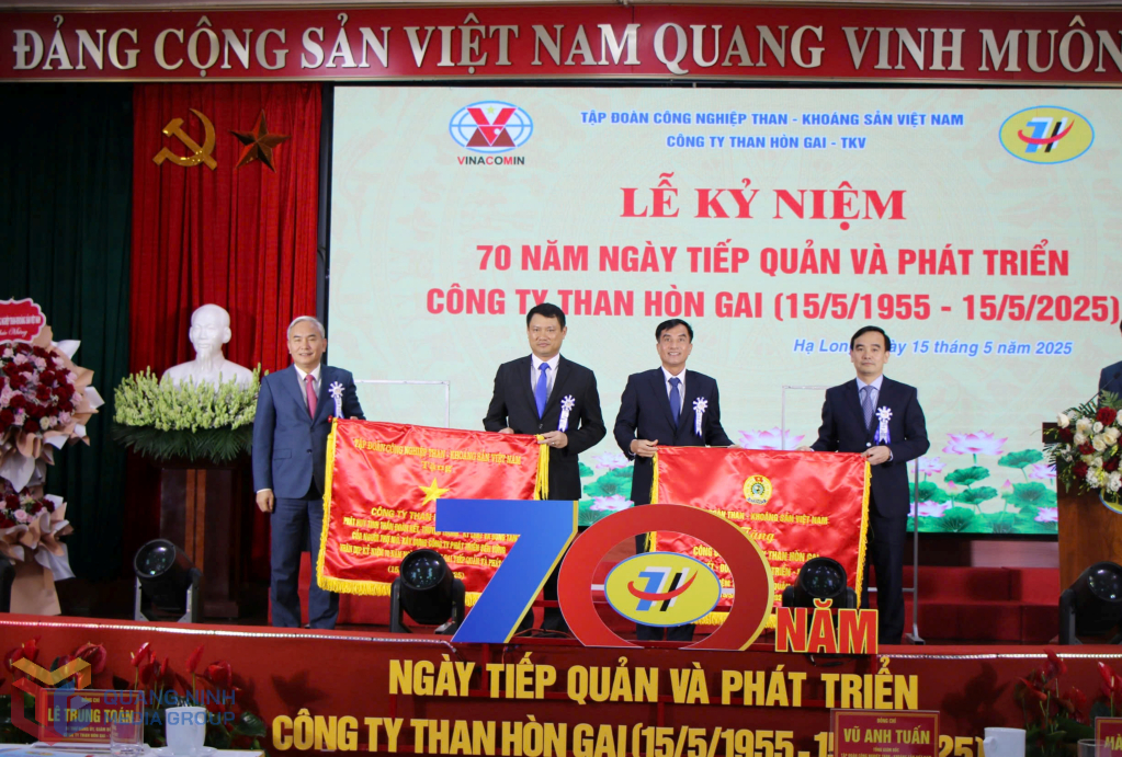 Lãnh đạo Tập đoàn TKV trao khen thưởng cho Công ty Than Hòn Gai vì những đóng góp cho sự phát triển của ngành than