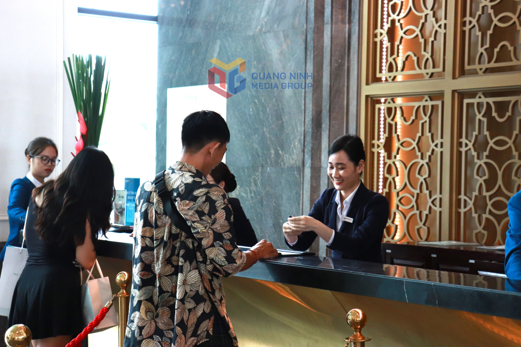 Du khách làm thủ tục check in tại Khu nghỉ dưỡng FLC Hạ Long.