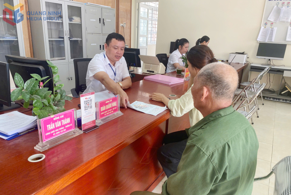 Cán bộ UBND xã Đồng Rui hướng dẫn người dân làm các TTHC.