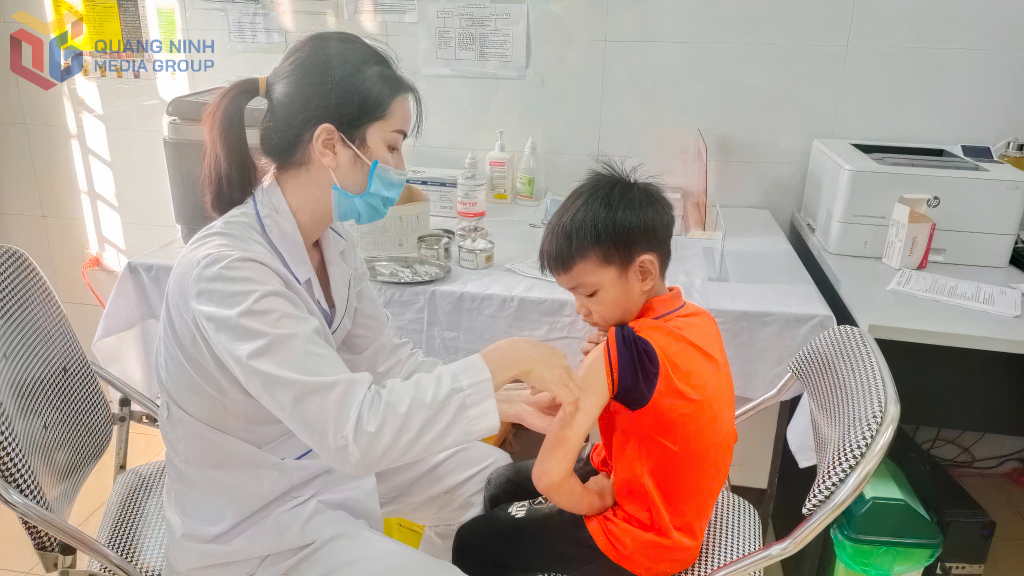 Tiêm chủng cho trẻ em tại Trạm Y tế xã Quảng La (TP Hạ Long).