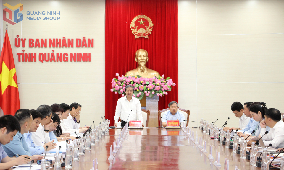 Đồng chí Nguyễn Kim Sơn, Ủy viên Trung ương Đảng, Bộ trưởng Bộ Giáo dục và Đào tạo, phát biểu tại hội nghị.