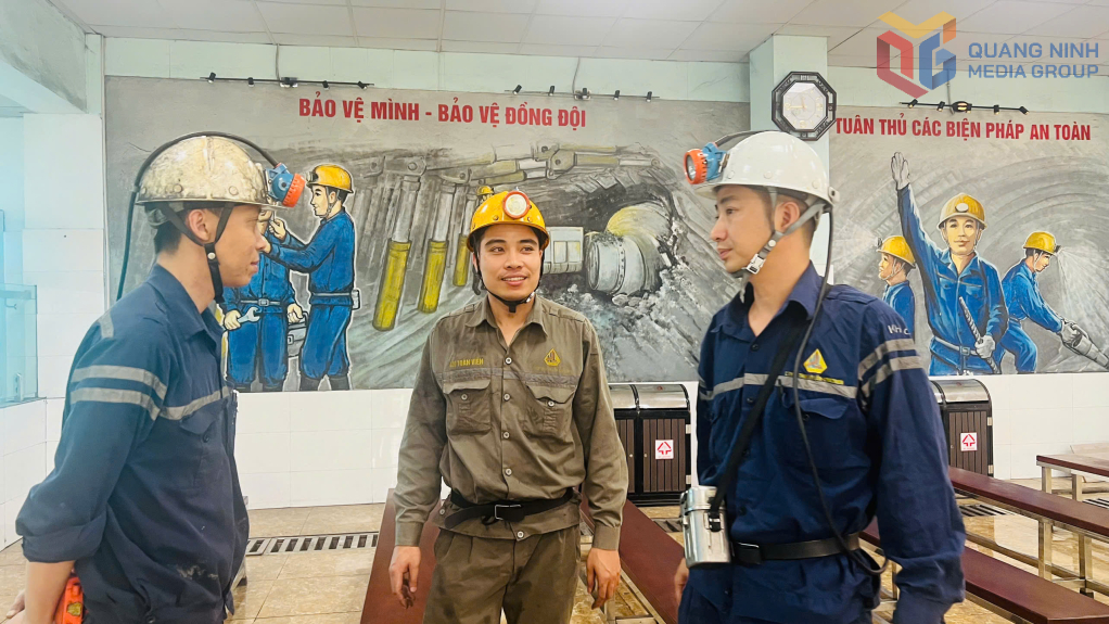 Anh Nguyễn Văn Khải cùng đồng nghiệp trước giờ vào ca sản xuất.