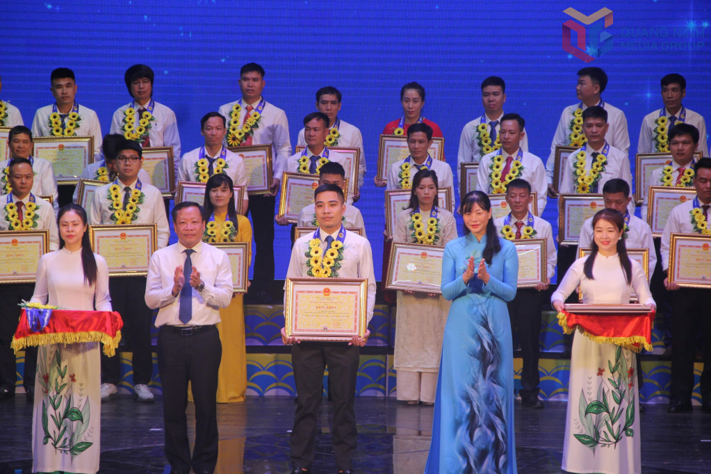 Với nỗ lực cố gắng, anh Nguyễn Văn Khải đã được UBND tỉnh tặng bằng khen dịp Tháng Công nhân năm 2025.