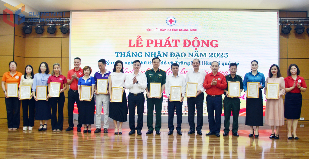 Lãnh đạo Hội Chữ thập đỏ tỉnh và Ban Tuyên giáo Tỉnh ủy trao