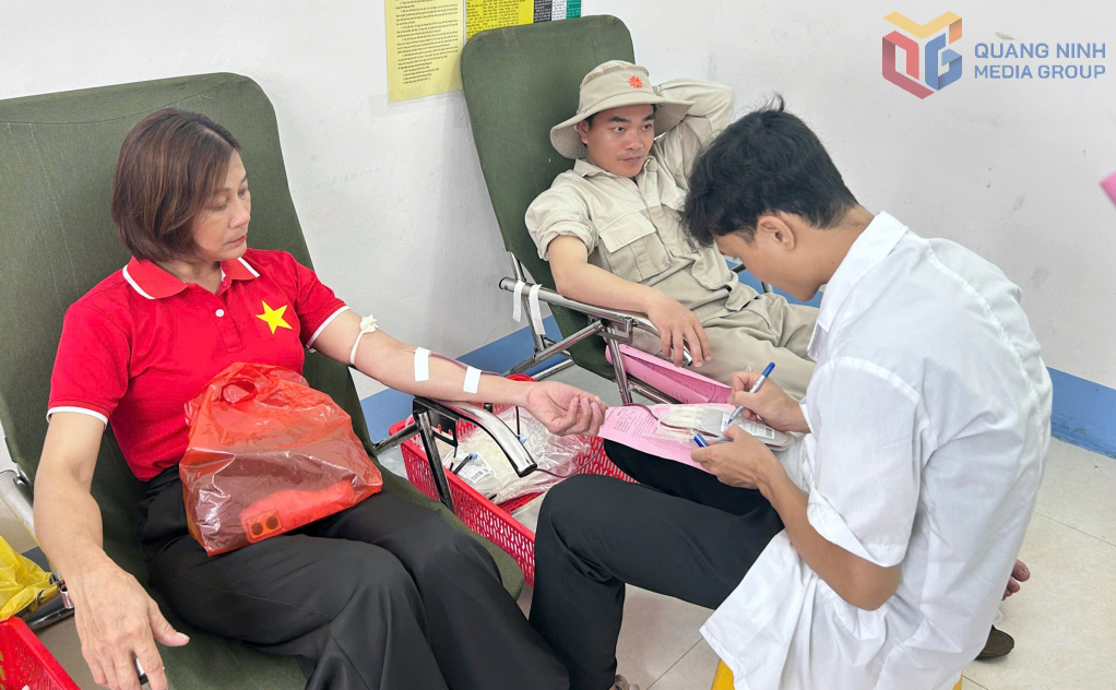 Tình nguyện viên CTĐ xã Quan Lạn tham gia hiến máu tình nguyện tại xã Quan Lạn (huyện Vân Đồn) tháng 5/2025.