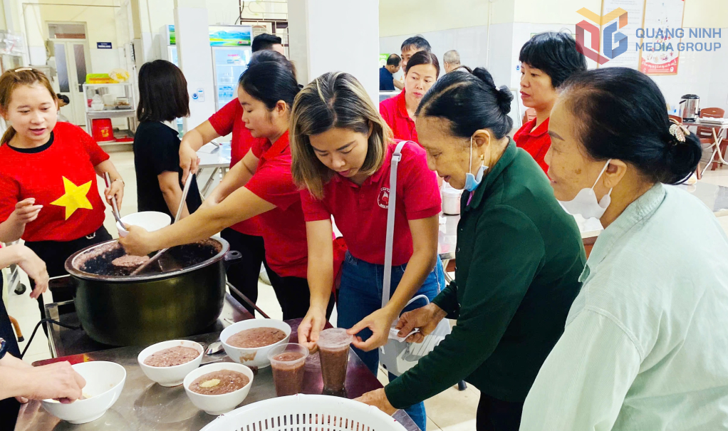 Các tình nguyện viên của CLB Ngân hàng máu sống 24h cùng đoàn thanh niên Bệnh viện Y dược Cổ truyền Quảng Ninh phát những suất chao cho bệnh nhân hoàn cảnh khó khăn điều trị tại Bệnh viện.
