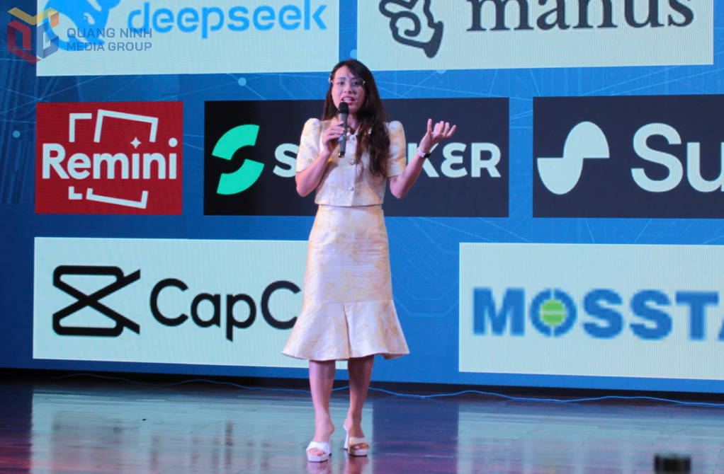 Bà Jenny Nguyễn, Trưởng Cộng đồng Công nghệ AI Techfest, Bộ Khoa học Công nghệ, Tổng Giám đốc AZ Group, tác giả cuốn sách ứng dụng IA đầu tiên của Việt Nam, thuyết trình các nội dung tập huấn.