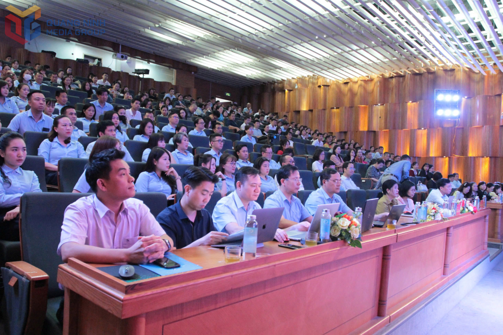 Các học viên chăm chú theo dõi.