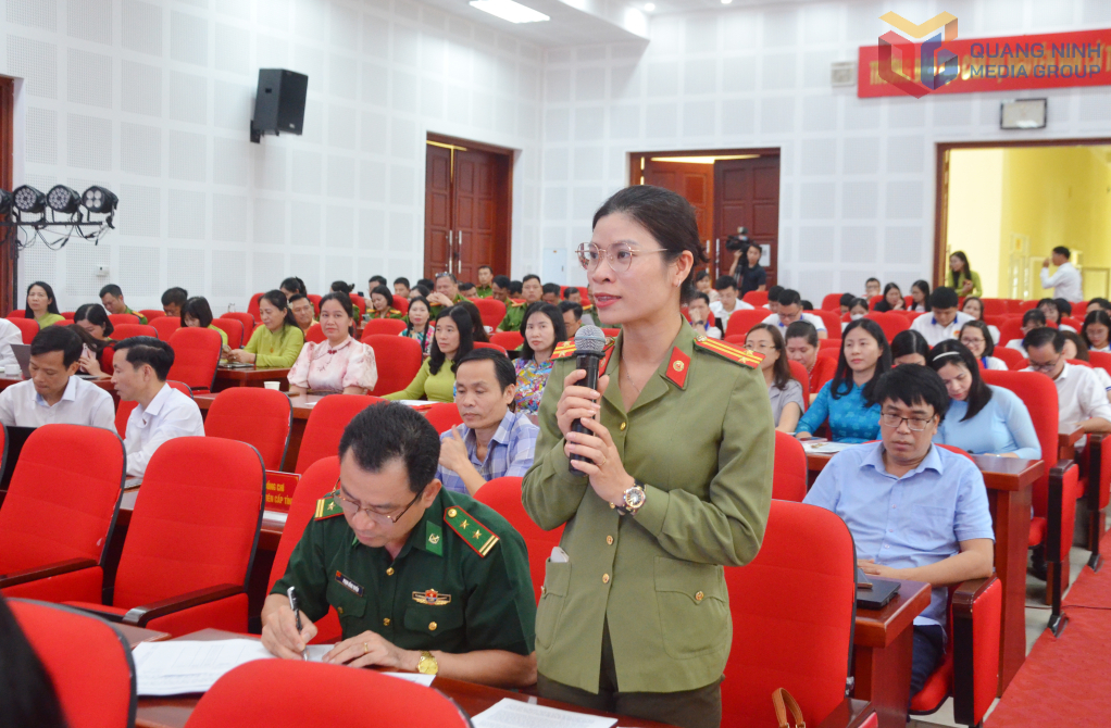 Các đại biểu phát biểu thảo luận tại hội thảo.