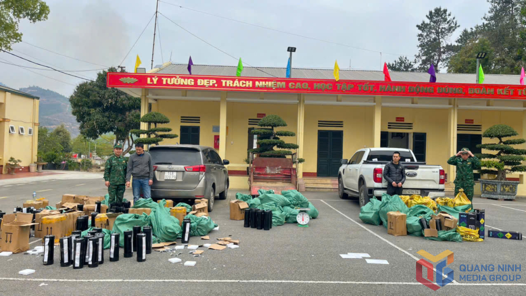 Cán bộ, chiến sĩ Đồn Biên phòng Cửa khẩu Hoành Mô, huyện Bình Liêu, bắt giữ một vụ buôn lậu hàng cấm.