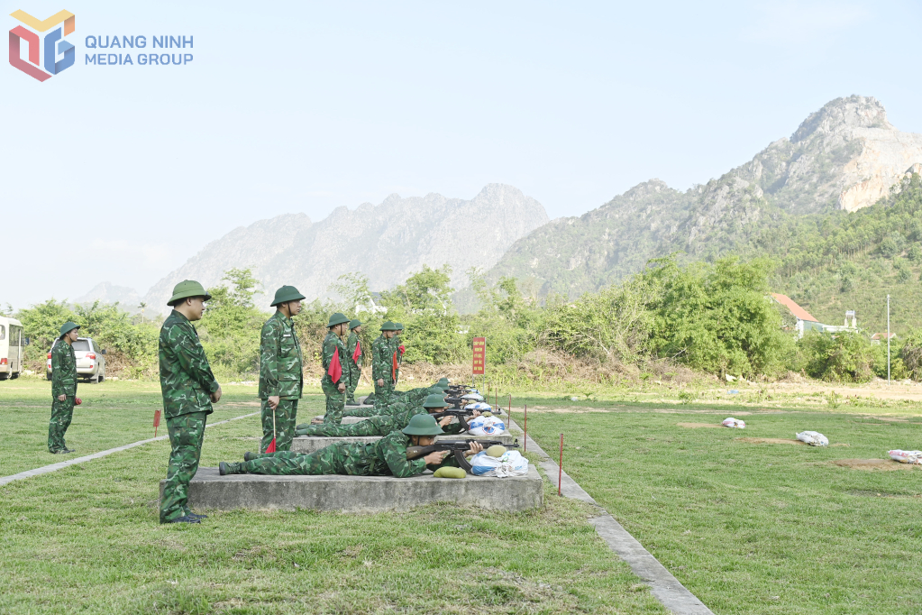 Các chiến sĩ thực hành bắn súng AK bài 1.