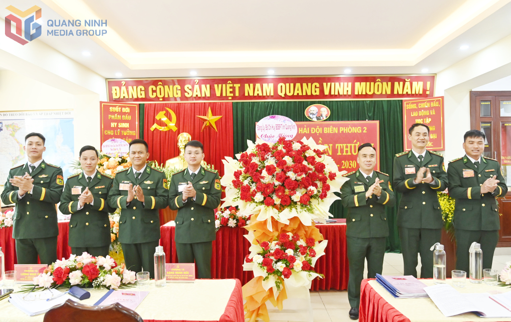 Thượng tá Lương Ngọc Trí, Chủ nhiệm Chính trị BĐBP tỉnh tặng hoa chúc mừng Đại hội