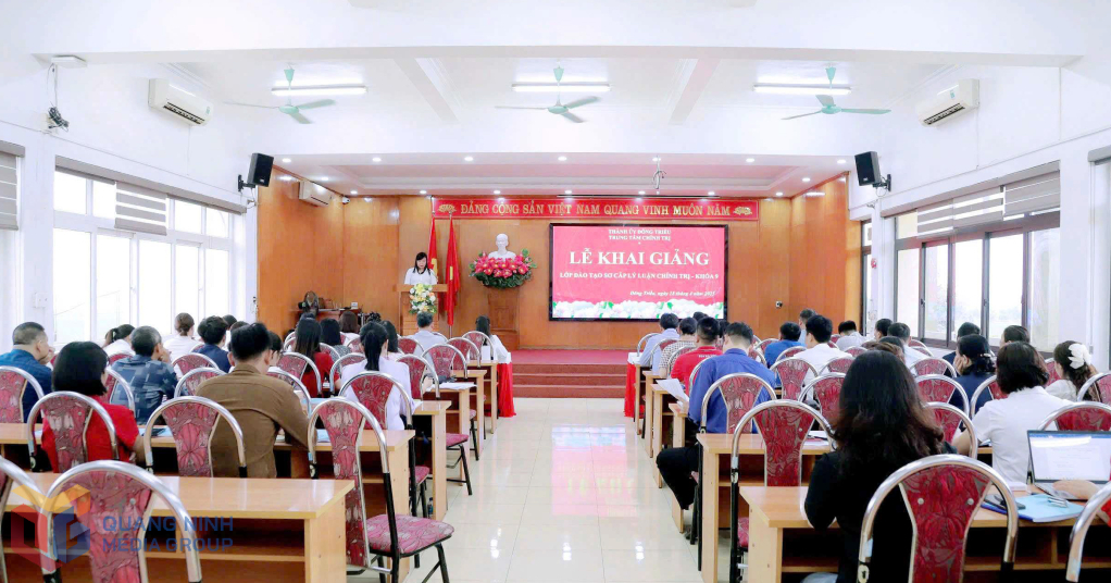 Trung tâm Chính trị thành phố Đông Triểu tổ chức khai giảng lớp Sơ cấp lý luận chính trị hệ tập trung khóa 9, năm 2025. Ảnh: Trung tâm TT&VH Đông Triều