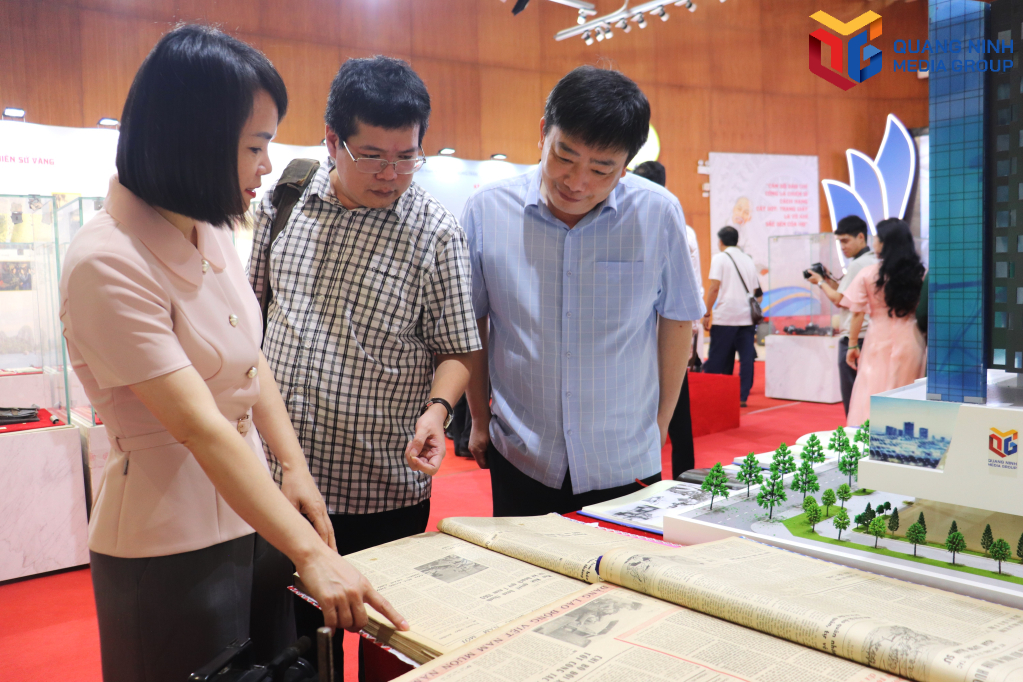 Các đại biểu, nhà báo đọc lại những ấn phẩm báo in đặc biệt của Báo Quảng Ninh. 