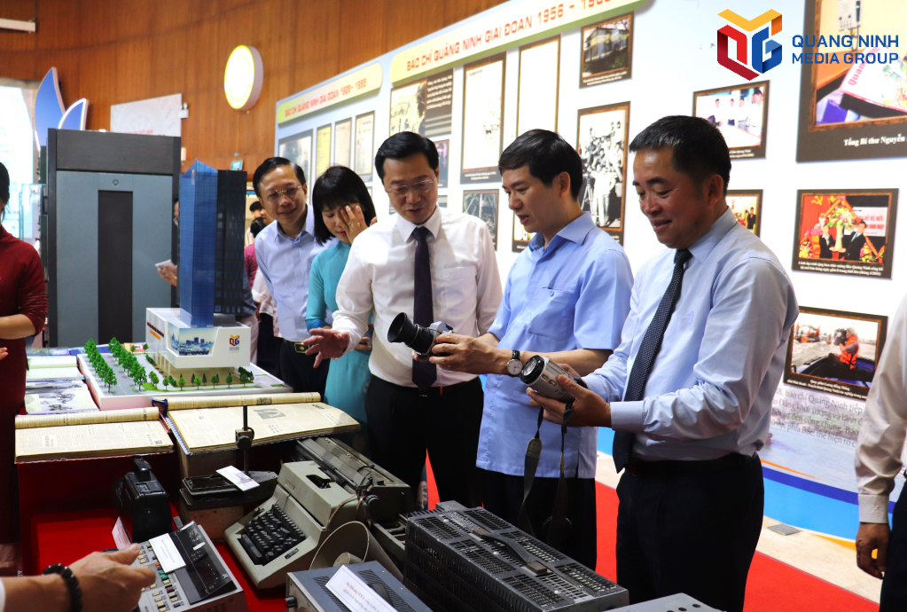 Khu vực trưng bày hiện vật truyền hình, phát thanh thu hút sự quan tâm của các đại biểu.