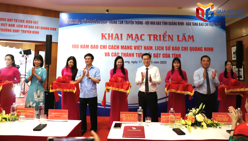 Các đại biểu cắt băng khai mạc Triển lãm.
