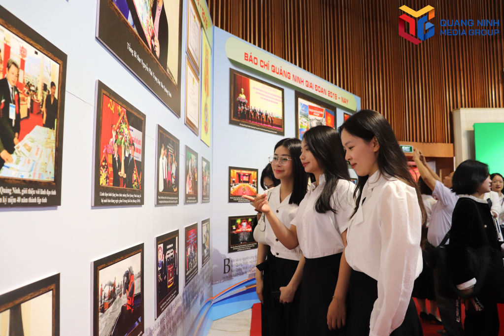 Sinh viên Đại học Hạ Long tham dự triển lãm, tìm hiểu về lịch sử báo chí. 