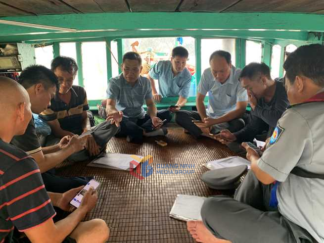 Cán bộ Chi cục Biển Hải đảo và Thủy sản, Kiểm ngư hướng dẫn tuyên truyền cho chủ tàu cá về thực hiện các quy định IUU.