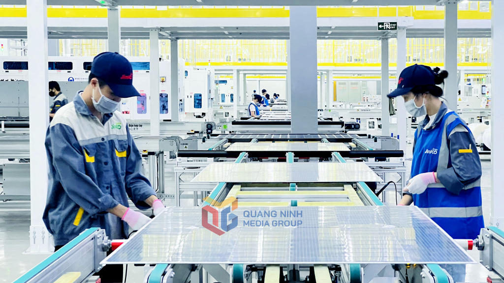 Sản xuất tại Công ty TNHH Công nghiệp Jinko Sola Việt Nam (Khu Công nghiệp Sông Khoai, TX Quảng Yên). Ảnh: Thanh Hằng