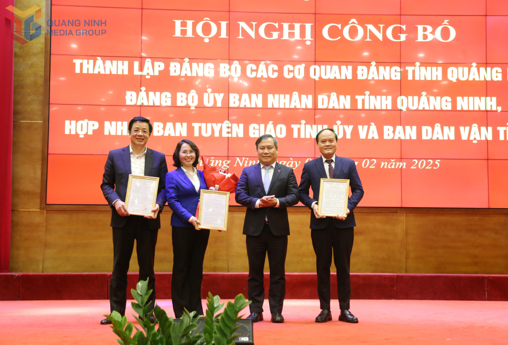Đồng chí Vũ Đại Thắng, Ủy viên Trung ương Đảng, Bí thư Tỉnh ủy, trao quyết định thành lập Đảng bộ Các cơ quan Đảng tỉnh Quảng Ninh, ngày 2/3/2025.